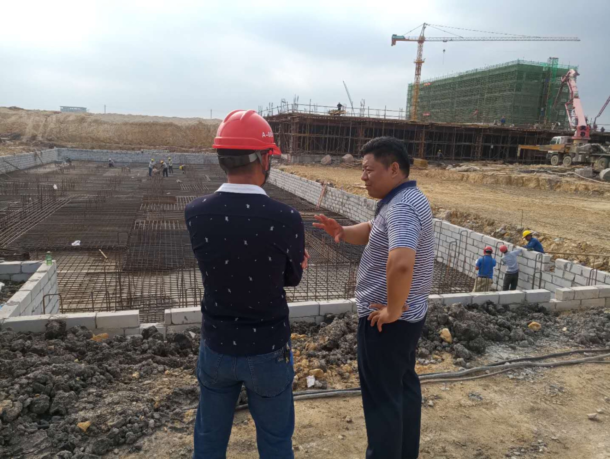 鲁桂建设董事长在工地现场指导工作